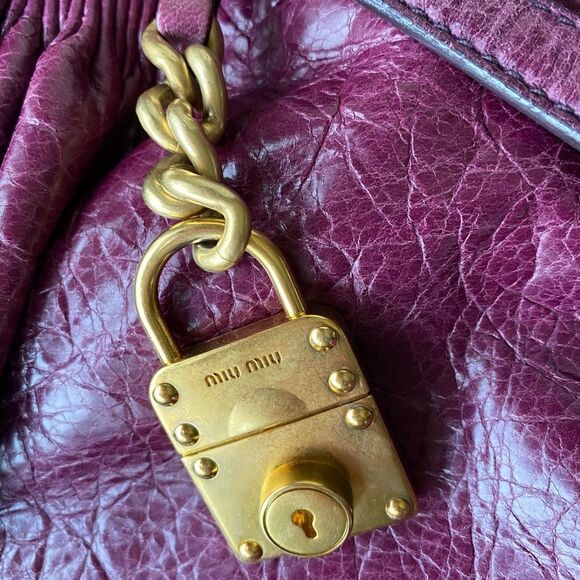 AUTH Miu Miu purse. Gold hardware all 100%‎ leather. Miu Miu the cousin of Prada - Picture 4 of 7